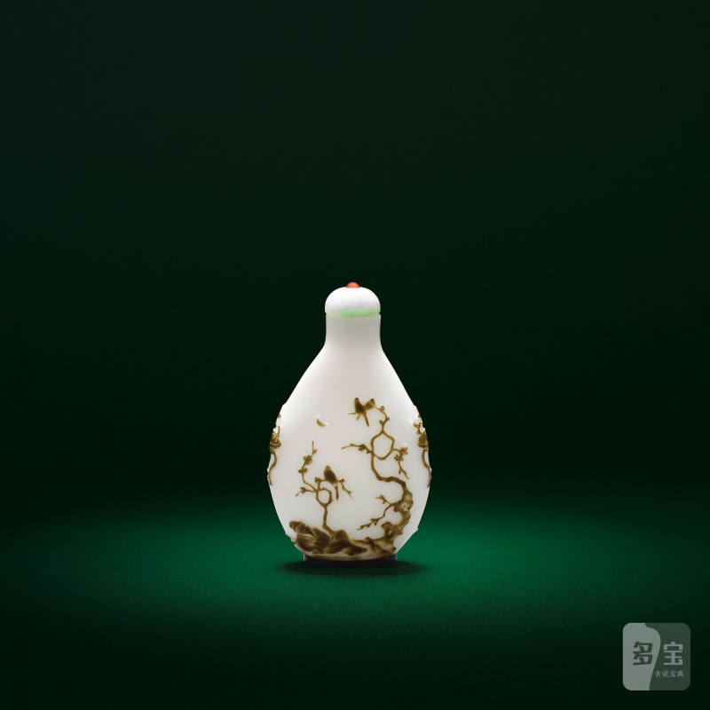 十九世紀上半葉 揚州作白地套褐料耄耋圖鼻烟壺 | A BROWN-OVERLAY GLASS 'CATS AND BUTTERFLY' SNUFF BOTTLE - 图3